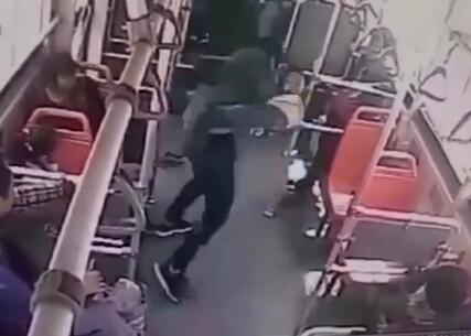 惊魂80秒!男童公交上遭过肩