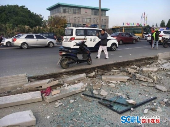 一片狼藉！四川什邡客车侧翻 被困人员中还有小孩