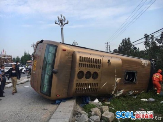 一片狼藉！四川什邡客车侧翻 被困人员中还有小孩