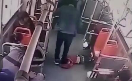 7岁男童公交上遭过肩摔 21岁男子暴力对待孩童
