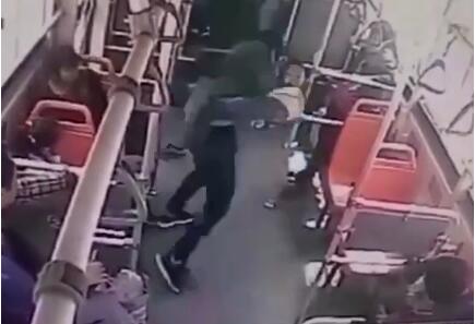 7岁男童公交上遭过肩摔 21岁男子暴力对待孩童