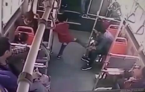 7岁男童公交上遭过肩摔 21岁男子暴力对待孩童