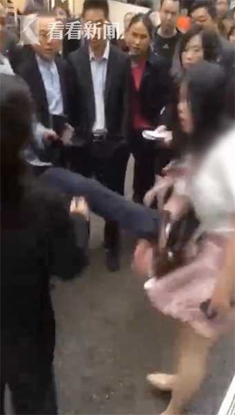 女子当街扇母耳光 围观男子看不下去一脚将其踹倒路人拍手叫好