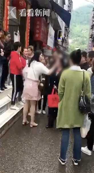 女子当街扇母耳光 围观男子看不下去一脚将其踹倒路人拍手叫好