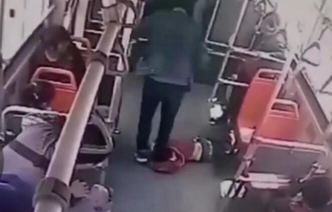 令人发指！男童公交上遭过肩 男子欺负弱小算什么好汉！