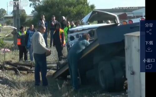 【视频】惨烈！南非火车汽车相撞 货车司机横穿铁道撞火车