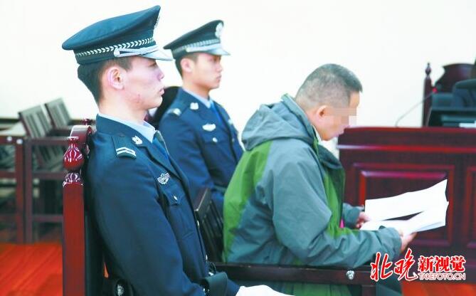 残忍至极！7岁男童公交上遭过肩狂踩头 只因在车上踢到了