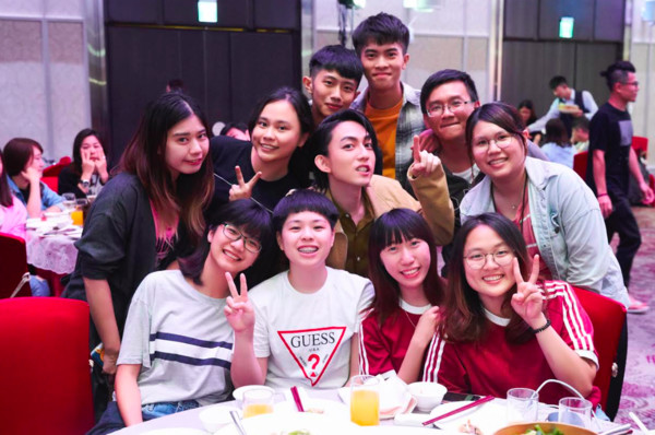 请吃宵夜！林宥嘉兑现承诺 这些幸运的粉丝里女生占了大多数