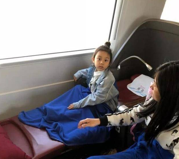甜馨和保姆坐动车 不该啊 爸爸贾乃亮哪去了？