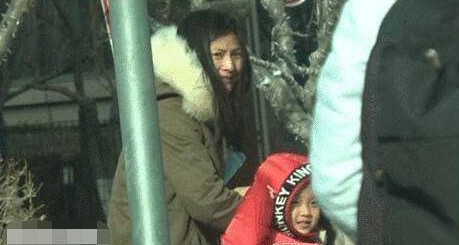 甜馨和保姆坐动车 不该啊 爸爸贾乃亮哪去了？