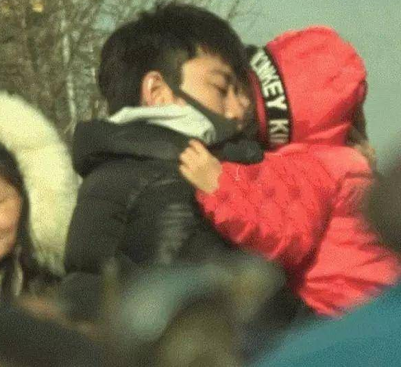 甜馨和保姆坐动车 不该啊 爸爸贾乃亮哪去了？