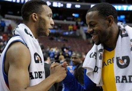 鹈鹕与勇士的对决！这次到底是让勇士大胜了 埃文特纳来看比赛