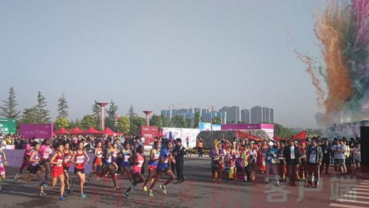 郑州女子马拉松赛 颜值很高啊 美女冠军73分抱走8000元大奖!