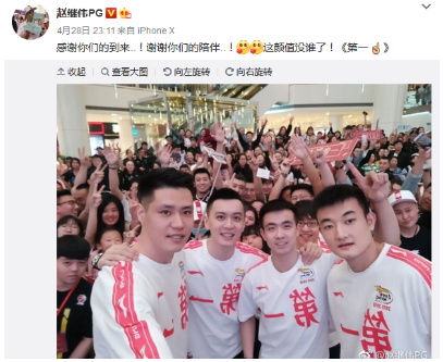 赵继伟晒4少合影 颜值担当的四个人自我感觉很良好啊