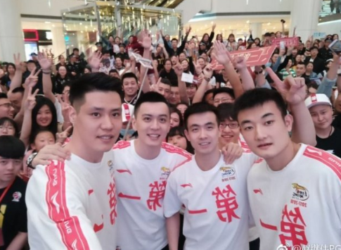 赵继伟晒4少合影 颜值担当的四个人自我感觉很良好啊