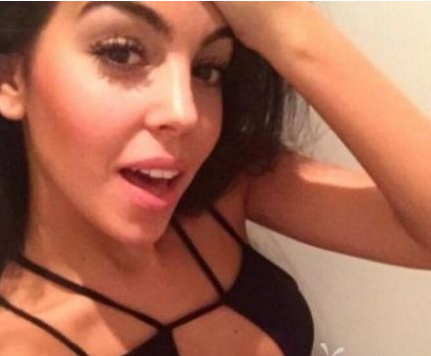 C罗女友晒大钻戒 两人已经组建了六口之家 看来好事将近了！