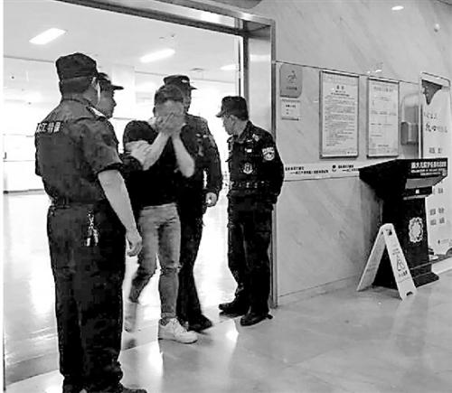 5岁男孩从15楼摔下 警惕！别让孩子单独在家