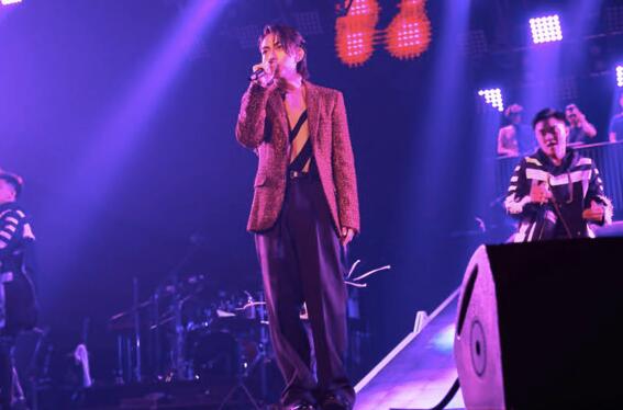 林宥嘉兑现承诺带粉丝吃宵夜 演唱会巡回2年在高雄巨蛋划下句点