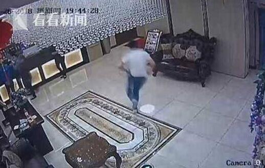 新娘蒙了！逃犯出席朋友婚礼被发现 