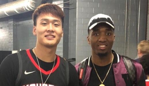 赵睿现火箭更衣室庆祝胜利 与周琦来一个大大的拥抱