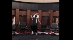 赵睿现火箭更衣室庆祝胜利 与周琦来一个大大的拥抱