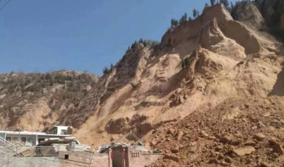 【现场直击】吕梁发生山体滑坡 大型机械、救护车紧张救援