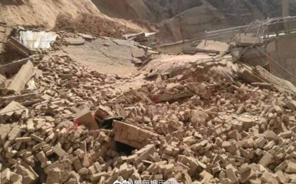 【现场直击】吕梁发生山体滑坡 大型机械、救护车紧张救援