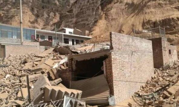 【现场直击】吕梁发生山体滑坡 大型机械、救护车紧张救援