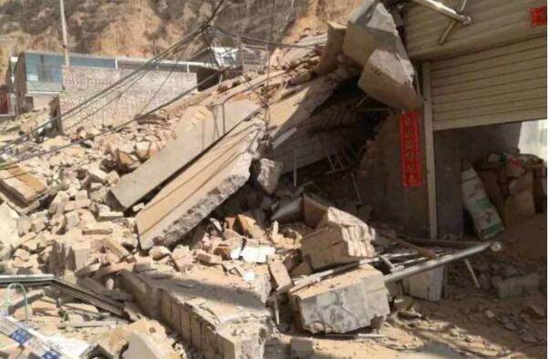 【现场直击】吕梁发生山体滑坡 大型机械、救护车紧张救援