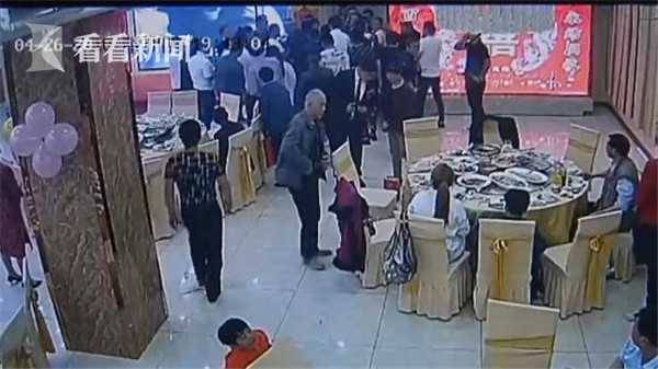 逃犯出席朋友婚礼被盯上 走投无路后放弃了逃跑的念头