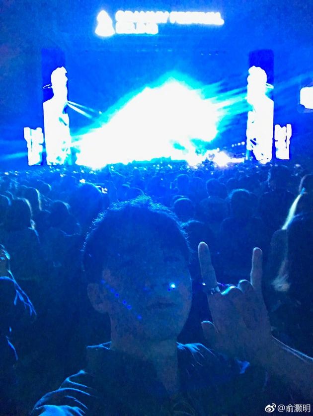 俞灏明看音乐节上厕所被围观 网友调侃：确认过眼神了吗？