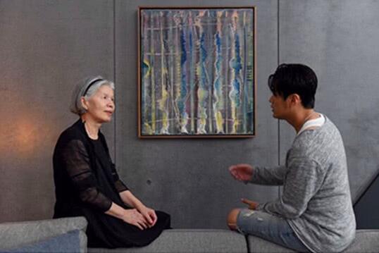 周杰伦晒妈妈照片 母子二人同框坐在一起画面很温馨