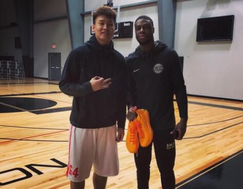 身高亮了!赵睿合影穆迪埃 两人单挑谁才是广东