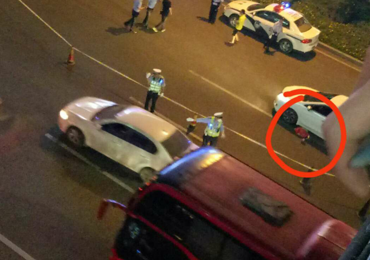 男子天桥抛子被警方控制 目击者：男孩被汽车碾压抢救无效死亡