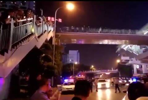 虎毒还不食子！离异男子天桥抛子 7岁男孩惨遭过往小轿车碾压