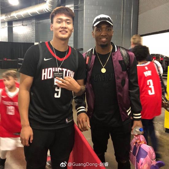 赵睿现火箭更衣室熊抱周琦 网友：“保罗替补有这次着落了”