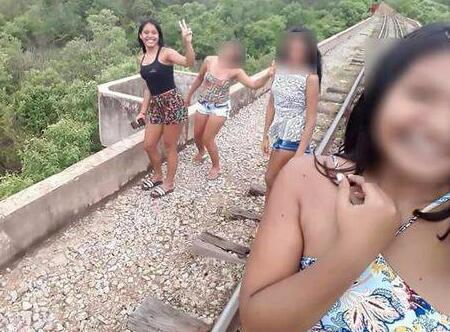 恐怖瞬间！女生自拍遇桥垮塌 3人从10米高处坠下幸运的是活了下来