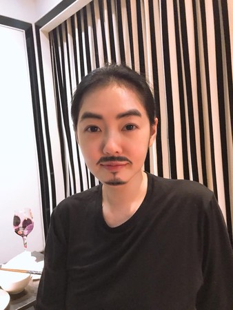 惊艳！小S蓄胡照曝光 网友：有点果郡王李东学的感觉