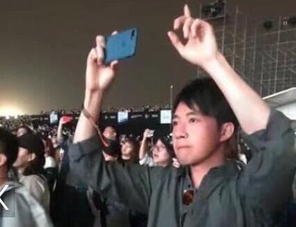 笑翻了！俞灏明看音乐节 上厕所进行到一半门被拉开了