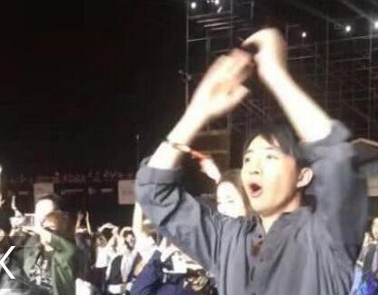 笑翻了！俞灏明看音乐节 上厕所进行到一半门被拉开了