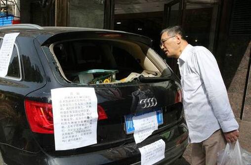 还敢去西安吗?游客车停酒店被砸 后备箱被翻得很乱贵重物品全丢了