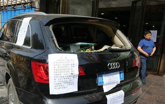 还敢去西安吗?游客车停酒店被砸 后备箱被翻得很乱贵重物品全丢了