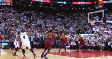 回放！詹姆斯垫脚 詹姆斯的这个动作看起来基本不太像是故意为之