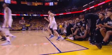 回放！詹姆斯垫脚 詹姆斯的这个动作看起来基本不太像是故意为之