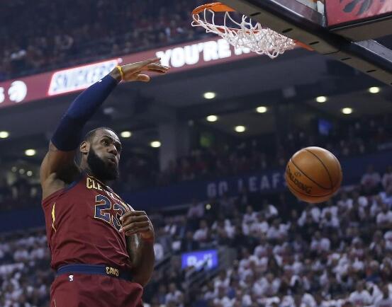 被黑了?詹姆斯垫脚 职业生涯首次被吹裁判险些毁掉了骑士的胜利