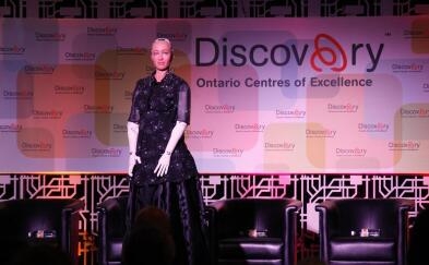 索菲亚亮相多伦多受关注 去年沙特阿拉伯授予索菲亚公民身份