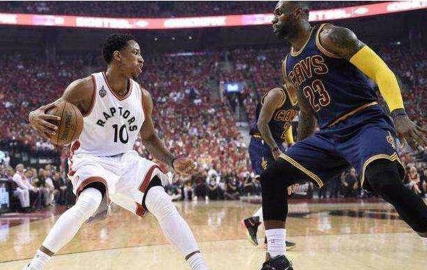 故意的？詹姆斯垫脚裁判哨响 篮板下的阴谋正在上演