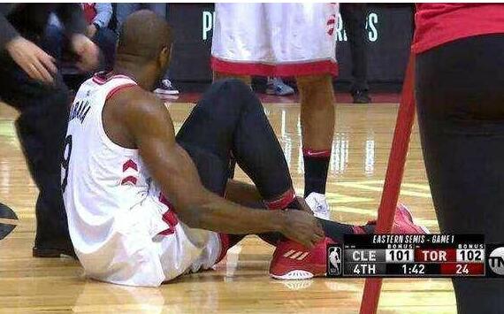 故意的？詹姆斯垫脚裁判哨响 篮板下的阴谋正在上演