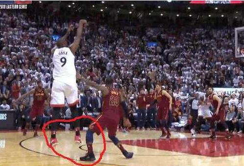 故意的？詹姆斯垫脚裁判哨响 篮板下的阴谋正在上演