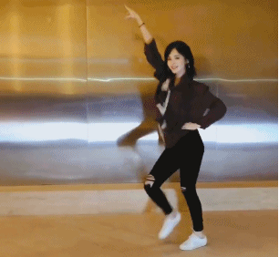 可爱极了！娜扎跳舞送生日福利 网友调侃颜值巅峰的人类的舞蹈